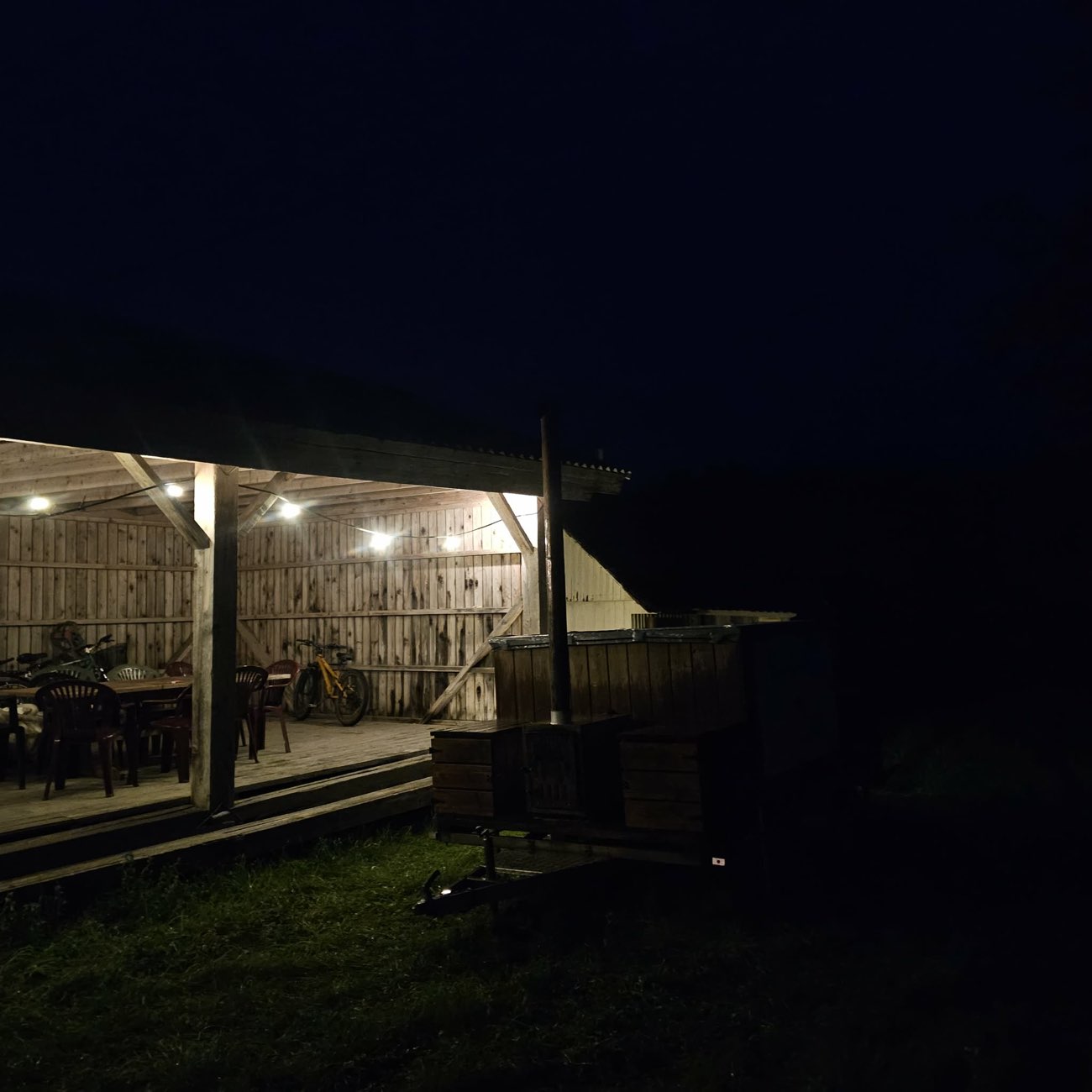 Kümblustünn ja valgustatud terrass öösel